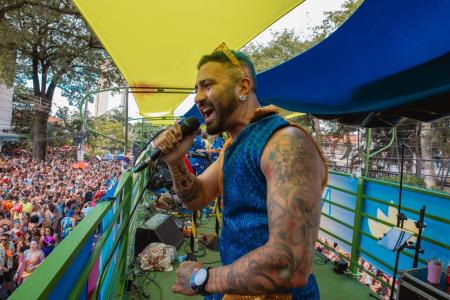 Pedro Lusz, fundador e vocalista do bloco Asa de Banana