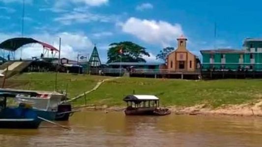 Islândia é um povoado lacustre sobre estacas que se eleva um metro acima da água turva