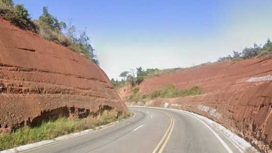 O órgão alerta para o risco de desabamento de pedras no trecho