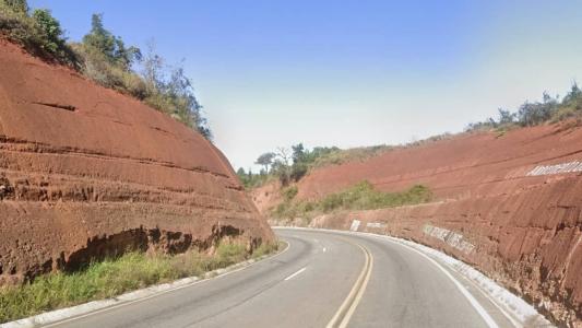 O órgão alerta para o risco de desabamento de pedras no trecho