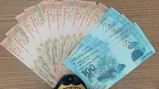 Ao ser abordado pelos policias, o suspeito resistiu a prisão e ainda ameaçou os agentes