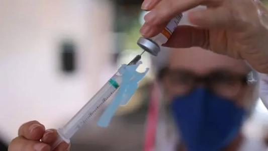 De acordo com o órgão, foram solicitadas 400 mil doses e, dessas, 100 mil foram entregues hoje