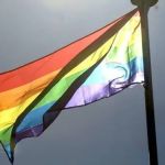 Presidente de Uganda promulga lei contra comunidade LGBTQIA+