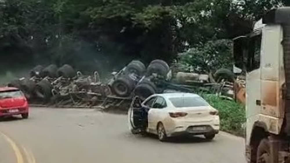 Carreta tomba e motorista fica ferido na Rodovia dos Inconfidentes, em Itabirito