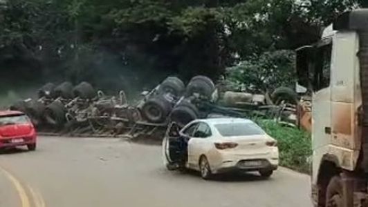 Parte da carga de calcário que era transportada pela carreta se espalhou pela pista