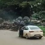 Carreta tomba e motorista fica ferido na Rodovia dos Inconfidentes, em Itabirito