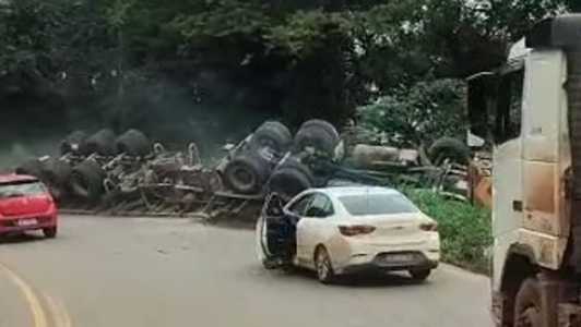 Parte da carga de calcário que era transportada pela carreta se espalhou pela pista