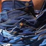 Homem vestindo três calças e duas bermudas é preso suspeito de furtar peças em Minas