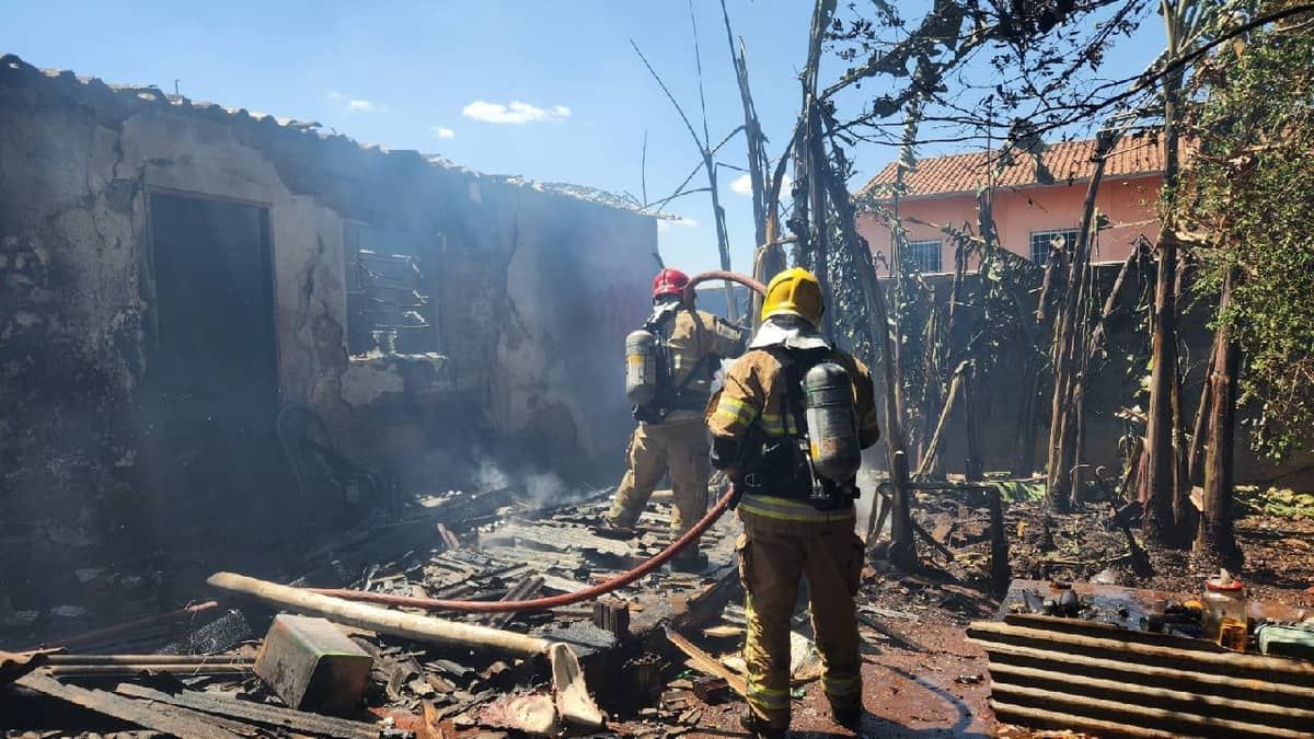 Morador em situação de rua fica ferido durante incêndio em casa abandonada em Minas