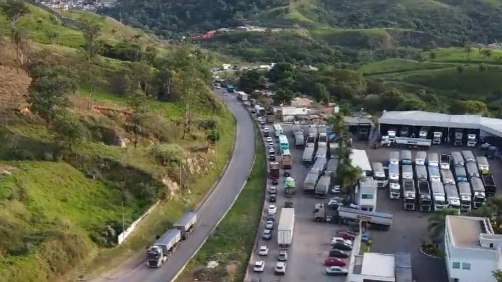 Saída de Belo Horizonte para Vitória tem trânsito complicado no feriado de finados