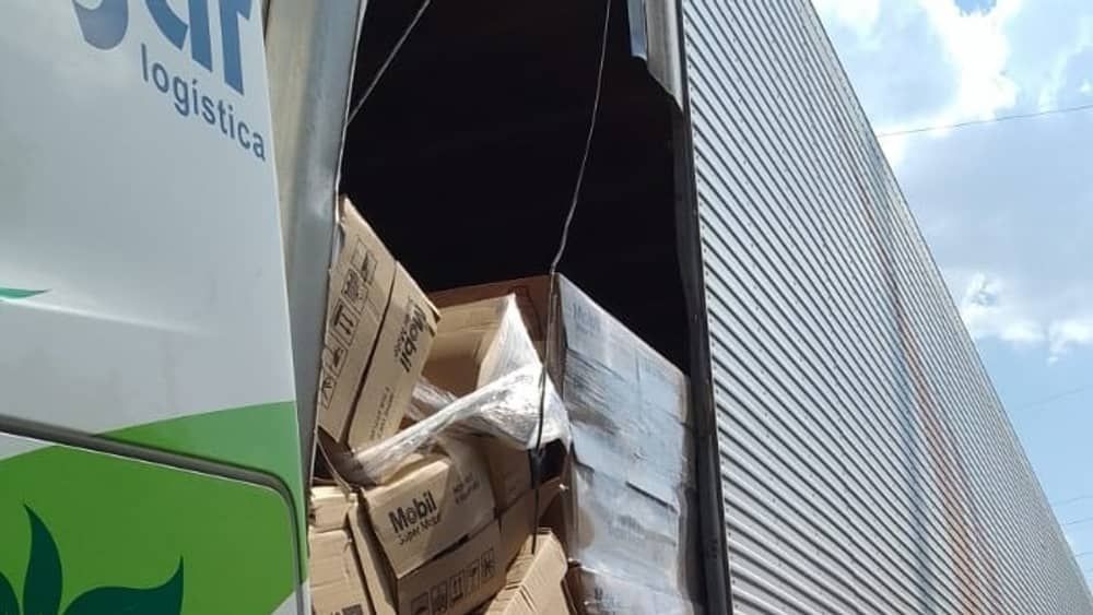 Baú de carreta se rompe e derrama lubrificante em importante avenida de Contagem