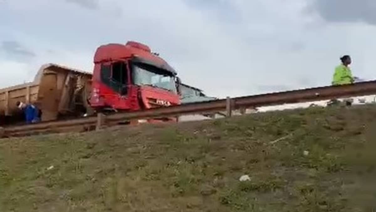 Carreta perde os freios e atinge vários carros no Anel Rodoviário