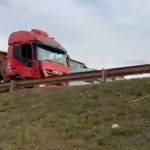 Carreta perde os freios e atinge vários carros no Anel Rodoviário