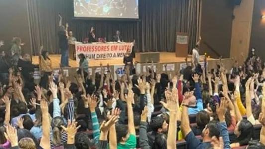 "Não temos tido alternativa que não seja a paralisação das atividades profissionais", diz em publicação nas redes sociais