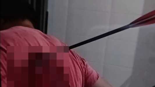O homem foi atingido na barriga e nas costas
