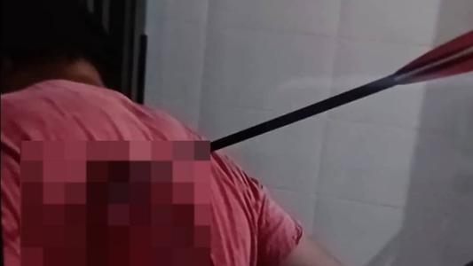 O homem foi atingido na barriga e nas costas