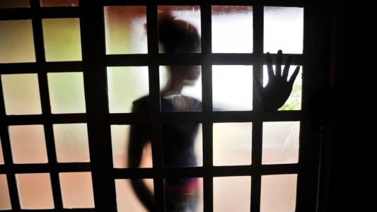 A mãe percebeu um 'formato estranho' na barriga da filha e comprou um teste, que confirmou a gravidez