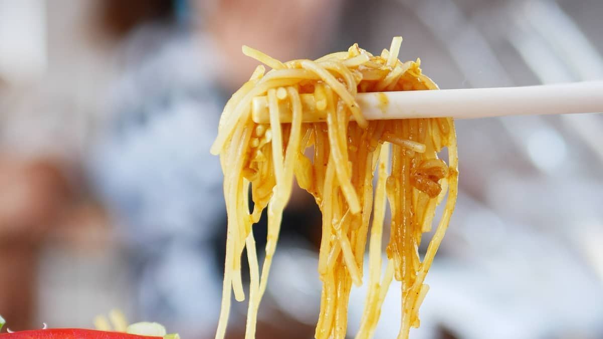 Criança sofre queimaduras de segundo grau após derrubar macarrão instantâneo nas pernas nos Estados Unidos