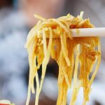 Criança sofre queimaduras de segundo grau após derrubar macarrão instantâneo nas pernas nos Estados Unidos