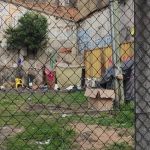 Homem em situação de rua é executado com tiros na cabeça em lote vago em Belo Horizonte