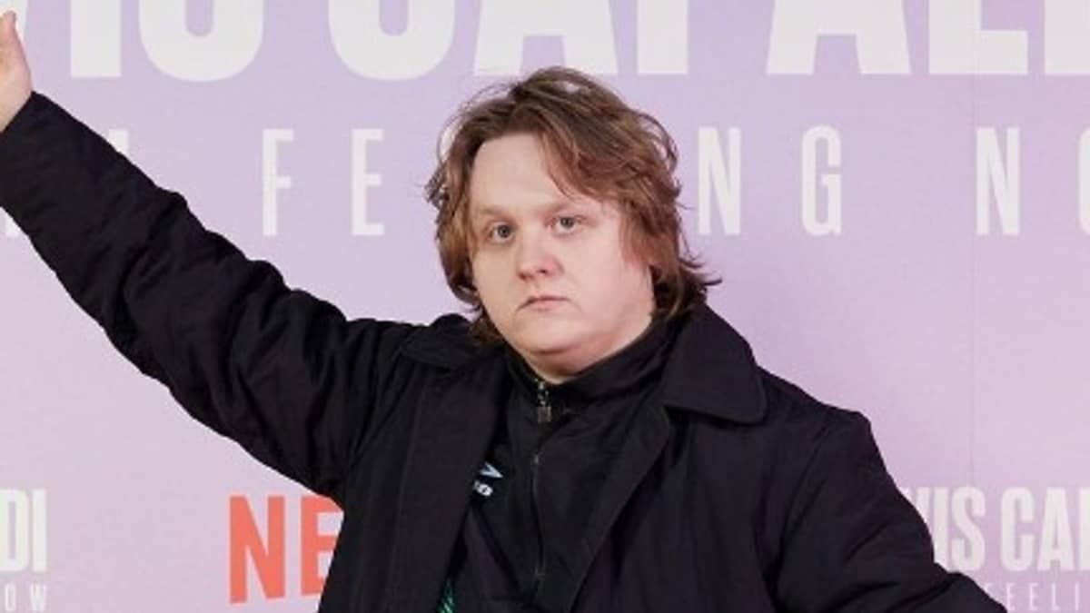 Lewis Capaldi anuncia pausa na carreira por tempo indeterminado