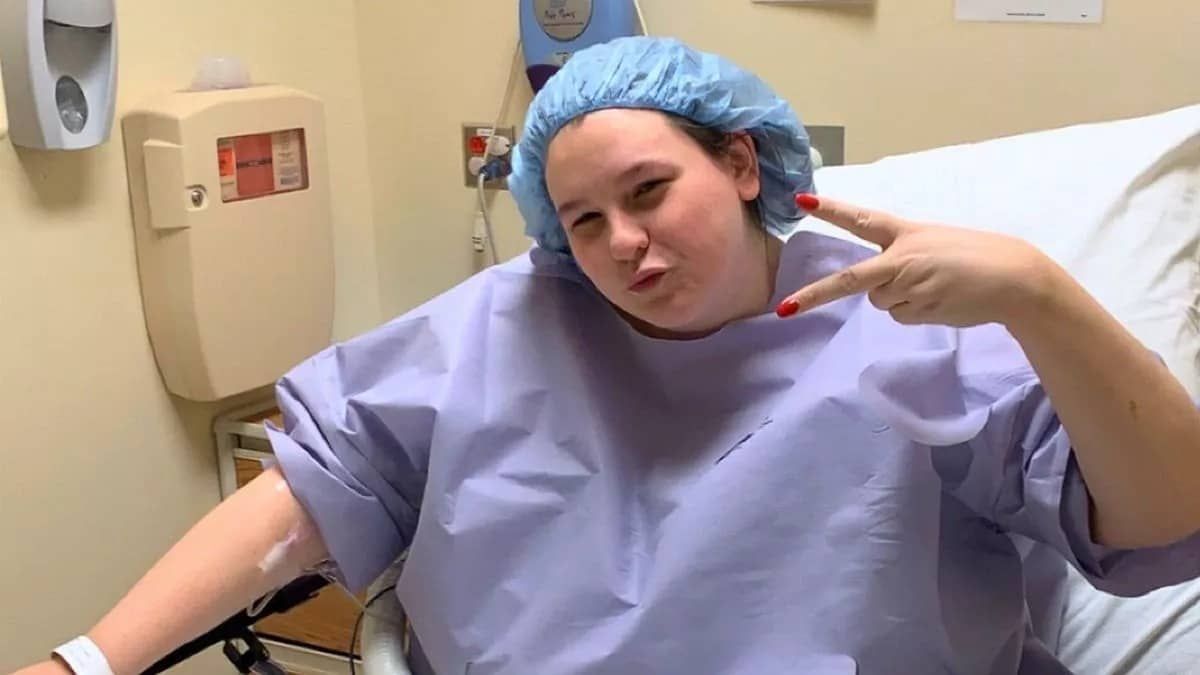Mulher descobre tumor durante cirurgia no seio e recebe 'cinco anos de vida'