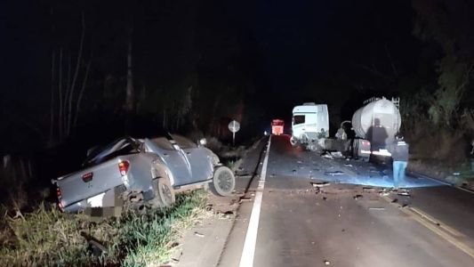 O acidente ocorreu na madrugada desta sexta (4)