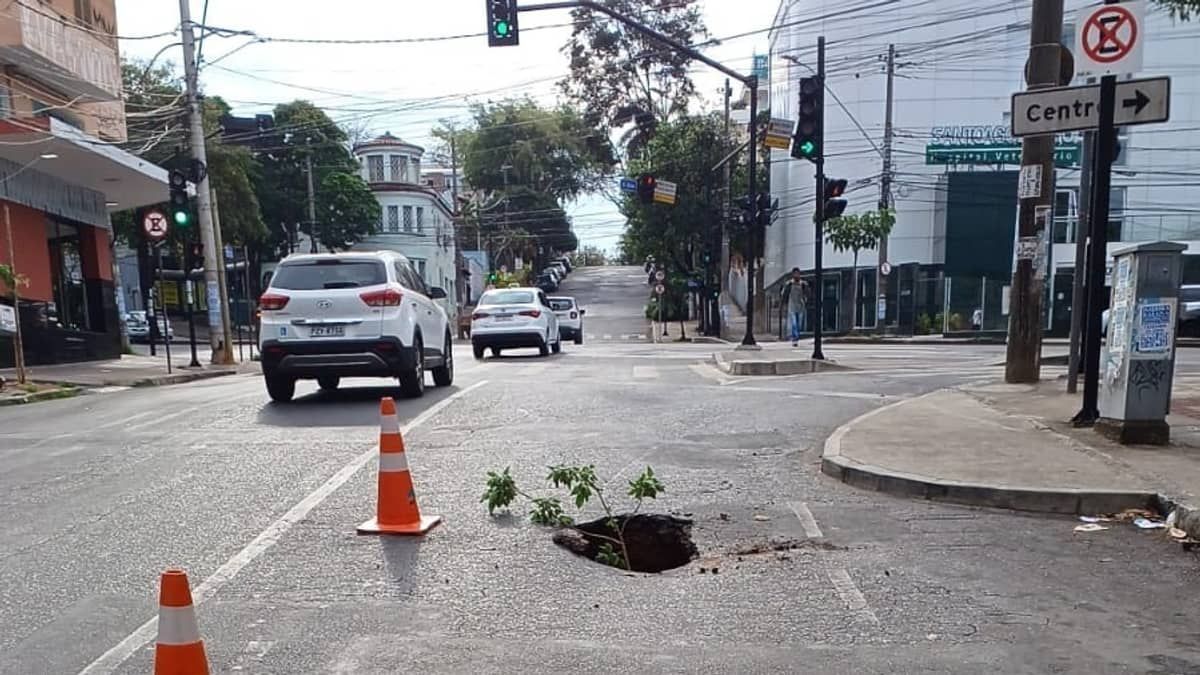 Motorista para carro em semáforo e asfalto afunda na região Centro Sul de BH