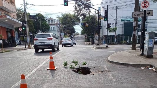 O buraco foi sinalizado com galhos e um cone