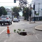 Motorista para carro em semáforo e asfalto afunda na região Centro Sul de BH