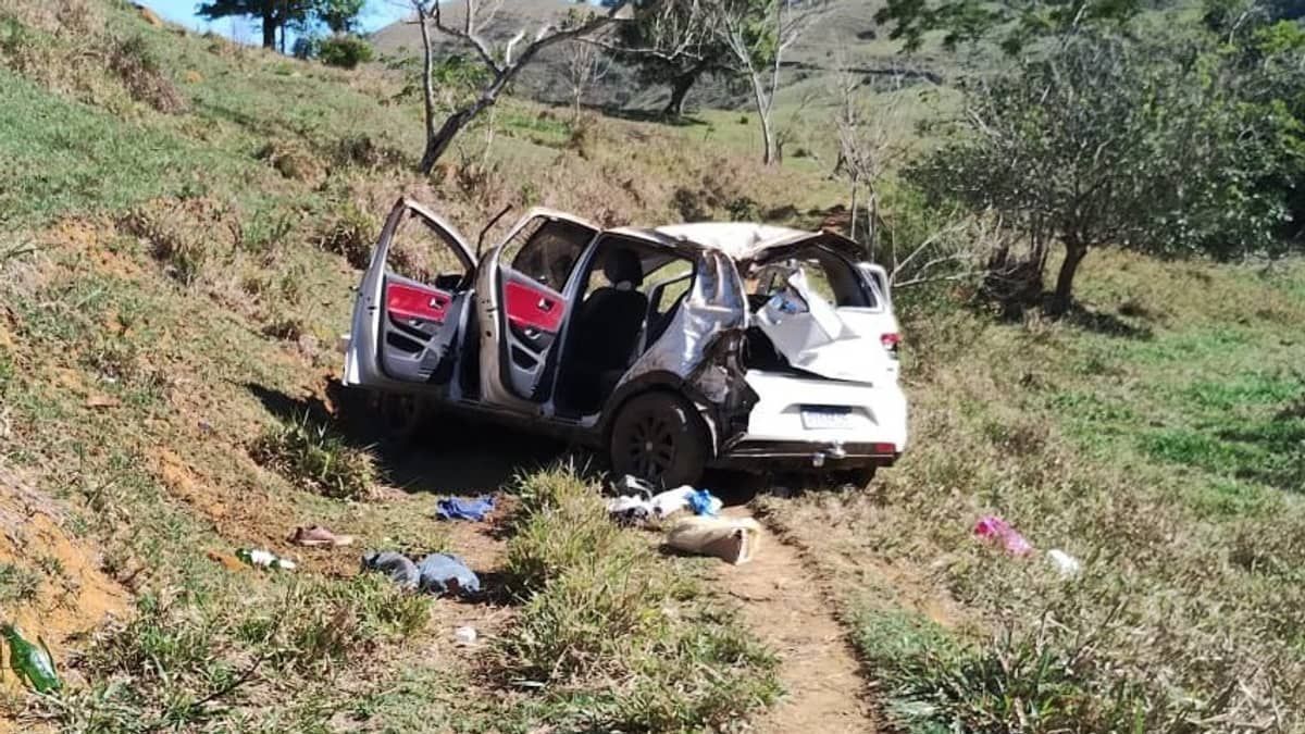Homem morre após carro capotar e cair em ribanceira de 50 metros no interior de Minas