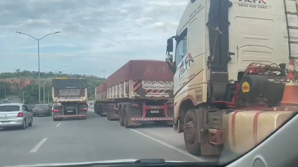 Fila de caminhões na MG-020 causa transtornos no trânsito e provoca uma morte