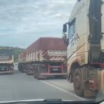 Fila de caminhões na MG-020 causa transtornos no trânsito e provoca uma morte
