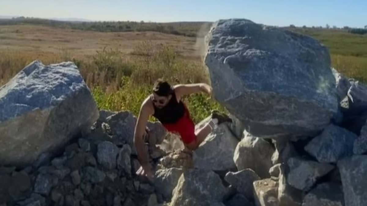 Vídeo: rocha de 3 toneladas cai sobre radialista que tentava tirar foto