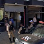 Homem é preso suspeito de agredir e ameaçar companheira enquanto ela fazia o jantar em Minas