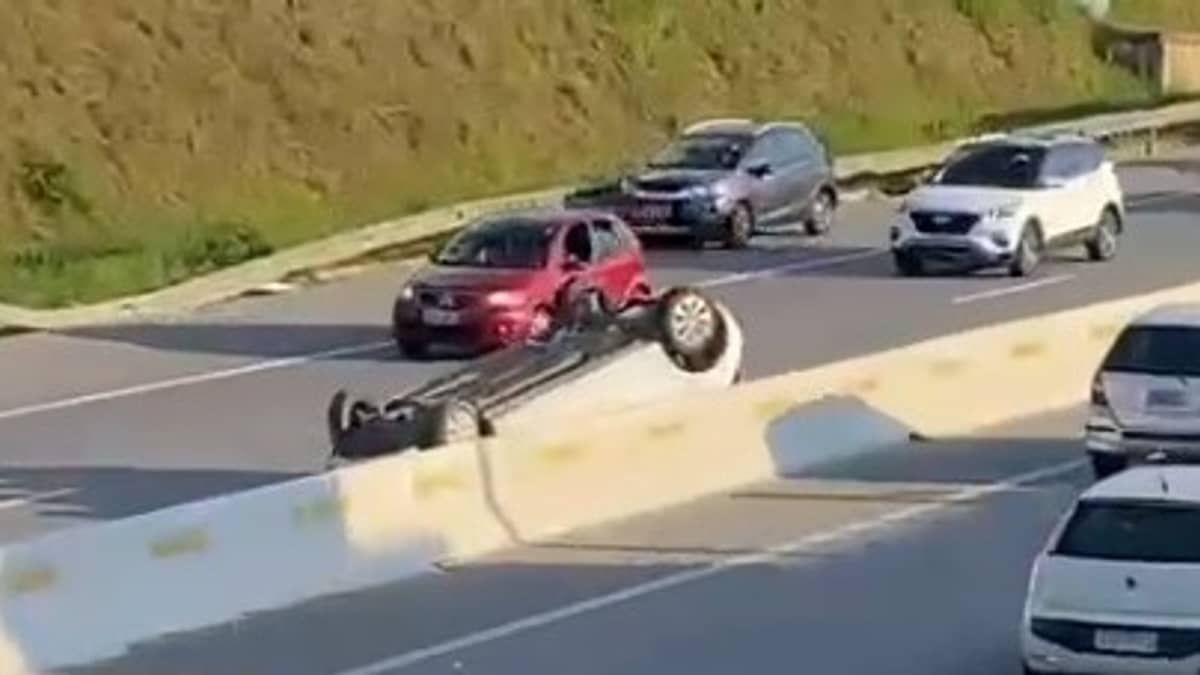 Motorista perde o controle e carro capota na Linha Verde, na Grande BH