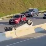 Motorista perde o controle e carro capota na Linha Verde, na Grande BH