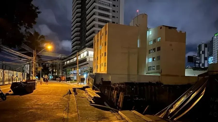 Prédio é evacuado após asfalto ceder em Goiânia (GO); edifício corre risco de desabar