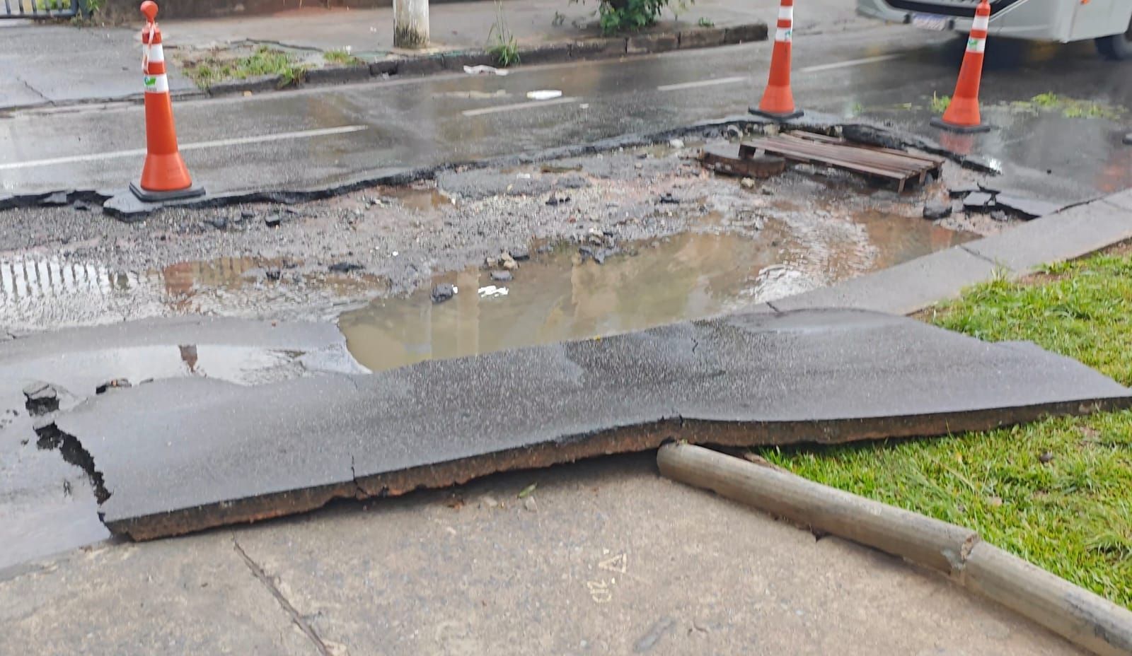 Chuva arranca asfalto na Pampulha e complica trânsito em BH