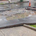 Chuva arranca asfalto na Pampulha e complica trânsito em BH