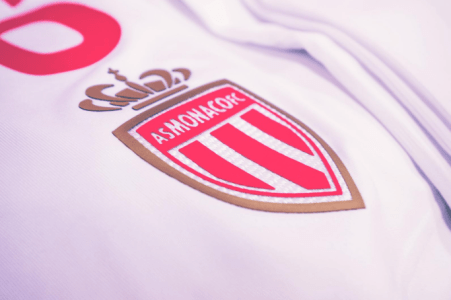Escudo do Monaco na camisa da equipe para a temporada 2025/2026