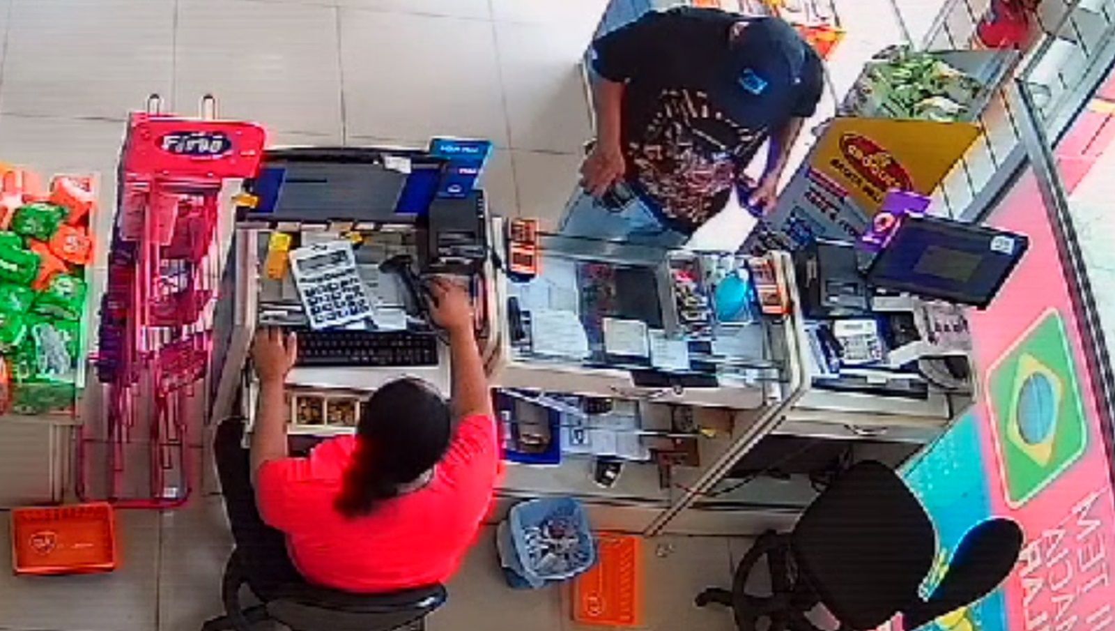 Vídeo: homem assalta farmácia logo após assinar a 'condicional' na Grande BH