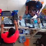 Vídeo: homem assalta farmácia logo após assinar a 'condicional' na Grande BH