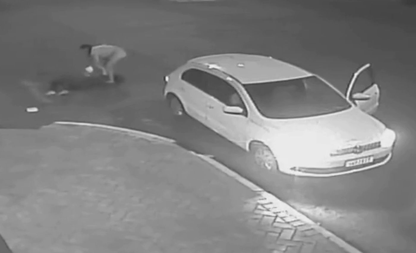 Vídeo: mulher assalta grávida para cumprir aposta, se arrepende e liga para a polícia