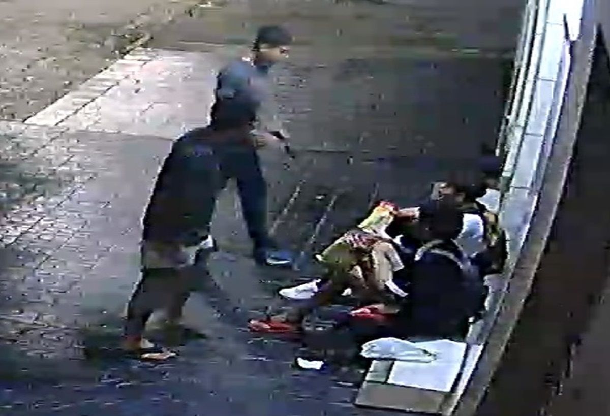 Vídeo: dupla é presa após assaltar jovens que faziam lanche em calçada em MG