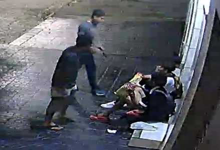 Foto mostra criminosos assaltando jovens em Governador Valadares (MG)
