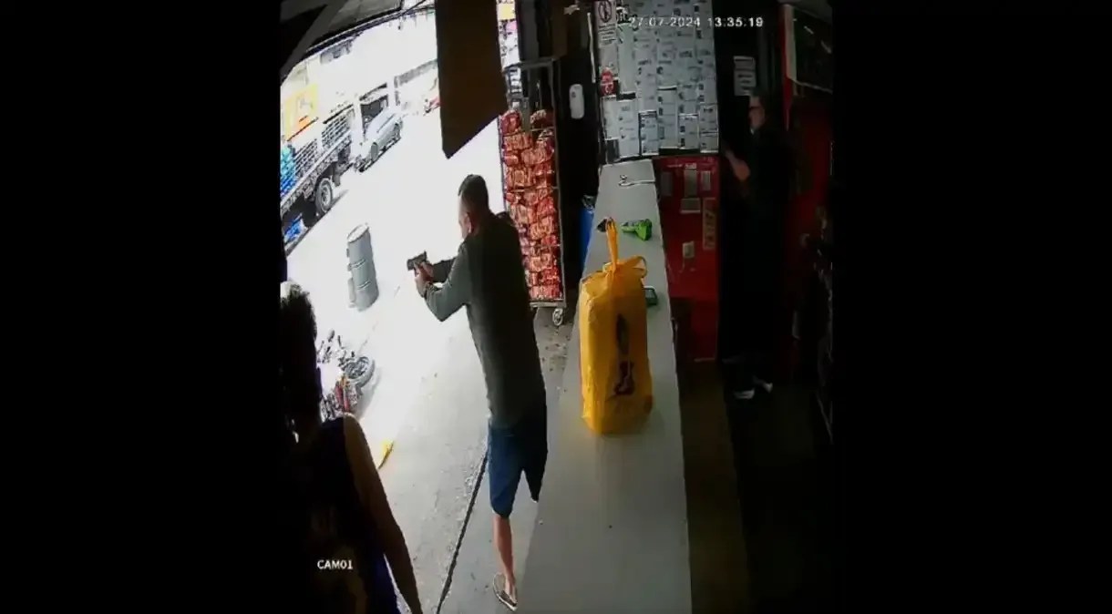 Vídeo: policial aposentado mata homem que assaltava entregador em loja
