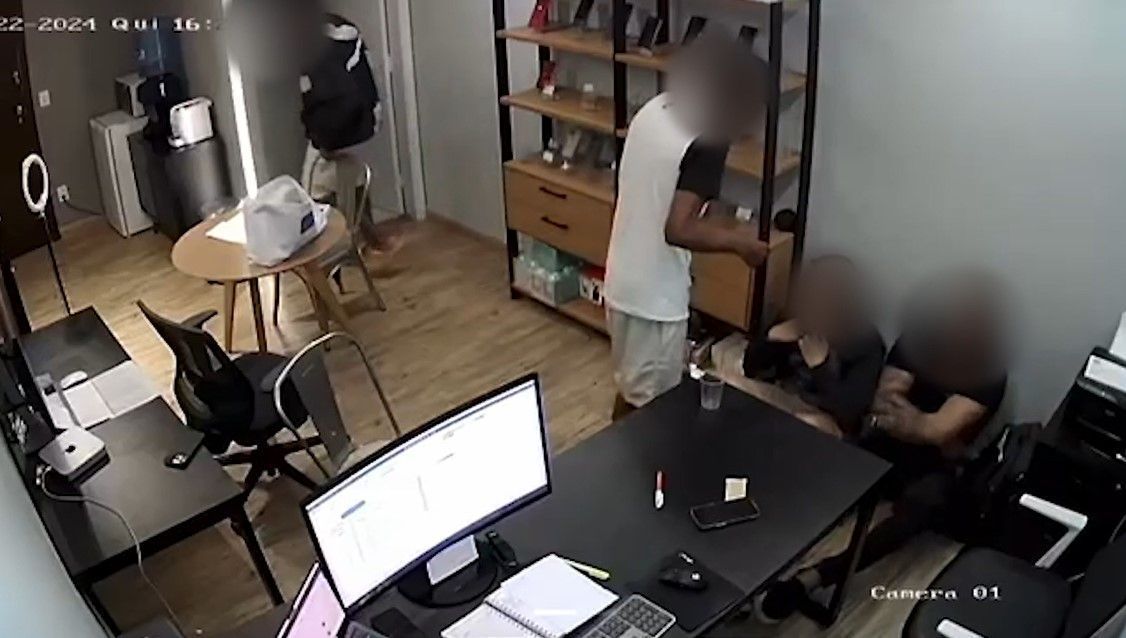 Vídeo: bandidos rendem funcionários e fazem limpa em estoque de celulares em loja na Savassi, em BH