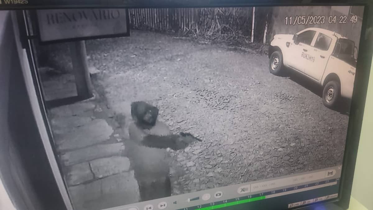 Câmeras de segurança flagram assalto em pleno centro histórico de Ouro Preto