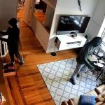 Polícia procura quadrilha que roubou e fez babá e criança reféns em bairro nobre de SP